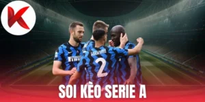 Soi kèo Serie A dựa theo thông tin của đội tuyển được chuyên trang bóng đá Kqbd cung cấp. Bạn là người tham gia đánh kèo? Phương pháp này hữu ích bởi giúp anh em có cái nhìn tổng quát, biết dự đoán kết quả với tỷ lệ trùng khớp cao hơn. Vậy soi kèo Serie A là gì? Soi kèo Serie A là chủ đề được rất nhiều fan hâm mộ bóng đá bàn tán sôi nổi. Thực tế đây là giải đấu lớn đến từ Ý, chú trọng vào lối chơi bóng đầy chiến thuật. Khác hẳn so với Ngoại Hạng Anh hay Bundesliga, Serie A đề cao lối đá chặt chẽ, kiểm soát thế trận tốt. Vậy nên áp dụng soi kèo đòi hỏi người chơi cần có cái nhìn tổng thể về diễn biến, phân tích thêm các yếu tố thay vì bạn chỉ dựa theo tên tuổi, độ nổi tiếng và vận may. Một lần soi kèo Serie A đúng không chỉ hỗ trợ mọi người có góc nhìn của màn so tài trước. Mà còn giúp đánh giá xác sao hơn với kèo mà nhà cái đưa ra. Đặc điểm cần chú trọng khi soi kèo tại Serie A Thực tế soi kèo giải Serie A không khó nếu người tham gia đủ tập trung khi thực hiện. Chúng tôi liệt kê thêm vài đặc điểm bạn phải chú trọng để quá trình diễn ra suôn mượt hơn: Các dạng tỷ lệ kèo thường gặp khi bạn tiến hành soi kèo Soi kèo Serie A áp dụng nhìn hình thức cược bóng đá khác nhau. Chúng tôi liệt kê những thể loại chính để người mới nắm bắt rõ hơn: Châu Á Kèo Châu Á hay còn gọi là cược chấp hay xuất hiện để bạn soi kèo Serie A do phản ánh chính xác tương quan lực lượng 2 đội bóng. Châu Âu Là kèo 1x2 xuất hiện khi 2 đội bóng có sự cân bằng với nhau rất lớn. Không áp dụng Odds nên dễ chơi, phù hợp với các bạn mới. Tài xỉu Kèo Over/Under tại Serie A thường mang nhiều màu sắc riêng. Do các tuyển tham gia với phong độ chặt chẽ, nhiều trận kết thúc với tỷ số thấp thế nên việc phân tích cần dựa theo lối chơi, mục tiêu thi đấu, bối cảnh trận. Soi kèo Serie A áp dụng nhìn hình thức cược bóng đá khác nhau. Chúng tôi liệt kê những thể loại chính để người mới nắm bắt rõ hơn: Châu Á Kèo Châu Á hay còn gọi là cược chấp hay xuất hiện để bạn soi kèo Serie A do phản ánh chính xác tương quan lực lượng 2 đội bóng. Châu Âu Là kèo 1x2 xuất hiện khi 2 đội bóng có sự cân bằng với nhau rất lớn. Không áp dụng Odds nên dễ chơi, phù hợp với các bạn mới. Tài xỉu Kèo Over/Under tại Serie A thường mang nhiều màu sắc riêng. Do các tuyển tham gia với phong độ chặt chẽ, nhiều trận kết thúc với tỷ số thấp thế nên việc phân tích cần dựa theo lối chơi, mục tiêu thi đấu, bối cảnh trận. Lối chơi cùng với tính kỷ luật Một yếu tố quan trọng khi bạn soi kèo Serie A chính là lối chơi bóng đậm chiến thuật. Những tuyển nước Ý thường ưu tiên hơn tại hàng phòng ngự, kiểm soát tốt không gian và hạn chế tối đa sai lầm. Vậy nên fan hâm mộ và giới chuyên môn đánh giá các trận cầu tại giải luôn có nhịp độ vừa phải, ít bàn thắng và kết quả hay định đoạt bằng các cá nhân tỏa sáng. Với đặc điểm anh, nếu soi kèo anh chú ý vào lối nhập cuộc của 2 đội bóng. Bên cạnh đó không thể thiếu khả năng giữ cự ly đội hình và phong cách thi đấu tại sân nhà. Thực tế các đội nhỏ tham chiến hay “khó chịu”, thường tạo nên bất ngờ với Ông lớn. Phong độ ổn định, khá ít biến động So với nhiều giải, soi kèo Serie A thường hiếm khi xảy đến biến động lớn. Đội bóng có mặt thường duy trì phong độ ổn định trong từng giai đoạn khi giải đấu đang diễn ra. Điều này mang đến lợi thế lớn khi bạn soi kèo sẽ dựa vào chuỗi phong độ, lịch thi đấu và mật độ tham chiến để đánh giá chiến xác hơn. Đặc biệt hơn với các tuyển ở nhóm đầu thường biết cách giành điểm trước đối thủ yếu thế hơn. Đổi lại đội ở cuối bảng tham gia với xu hướng đá chặt chẽ, ưu tiên vào hàng phòng ngự nhằm tìm kiếm các điểm số quý giá. Hướng dẫn cách soi kèo tại Serie A hiệu quả Soi kèo giải Serie A có nhiều cách thực hiện khác nhau nếu như anh em chọn đúng thì đảm bảo thành công. Ở dưới đây mách bạn vài phương pháp từ chuyên gia nhé: Soi kèo Serie A dựa theo phong độ cùng động lực tham chiến Soi kèo Serie A theo phong độ và động lực Để bắt đầu soi kèo Serie A, phong độ chính là yếu tố cần quan tâm vì trở thành nền tảng để anh em nhìn nhận bối cảnh cụ thể. Bạn không chỉ xem thắng thua, mà phải đánh giá làm sao kết quả ấy lại xuất hiện. Serie A thường bước vào thời điểm mà một số đội tuyển đã an toàn với vị trí, phần còn lại cần thi đấu vì vé Châu Âu hoặc trụ vững hạng. Bên cạnh đó động lực thi đấu cũng không kém phần quan trọng. Soi kèo trở nên hiệu quả hơn nếu khách hàng hiểu rõ đội nào cần điểm số, tuyển nào có thể chấp nhận được kết quả hoà hoặc đá giữ sức ở vòng kế tiếp. Phân tích lối chơi, kịch bản Serie A là giải cầu nổi tiếng bởi tính chiến thuật rất cao. Vậy nên việc hình ra kịch bản trước khi màn so tài bắt đầu là yếu tố cần thiết khi soi kèo Serie A. Một vài đội thường nhập cuộc rất chậm, ưu tiên sự chắc chắn nhiều hơn trong hiệp 1. Đổi lại số khác lại dâng cao đội hình nếu đối diện với đối thủ yếu hơn. Việc phân tích lối chơi còn giúp bạn đánh giá tốt hơn nhịp độ trận cầu, khả năng giành chiến thắng cùng rủi ro. Thực tế soi cầu không phải chọn đội nào mạnh hơn mà đánh giá tổng quát về cả trận đấu đang theo thế như nào, chặt chẽ hoặc cởi mở, đưa ra nhận định chuẩn xác. Soi kèo Serie A thực chất không phù hợp với anh em nào thích mạo hiểm, muốn chiến thắng nhanh chóng. Ngược lại đây là sân chơi lý tưởng để bạn khai thác về đội bóng một cách chậm rãi, khéo léo và đầy chiến thuật. Trang chủ KQBD cập nhật thông tin bóng đá sớm, chính xác nhất trong ngày để anh em tiện theo dõi.