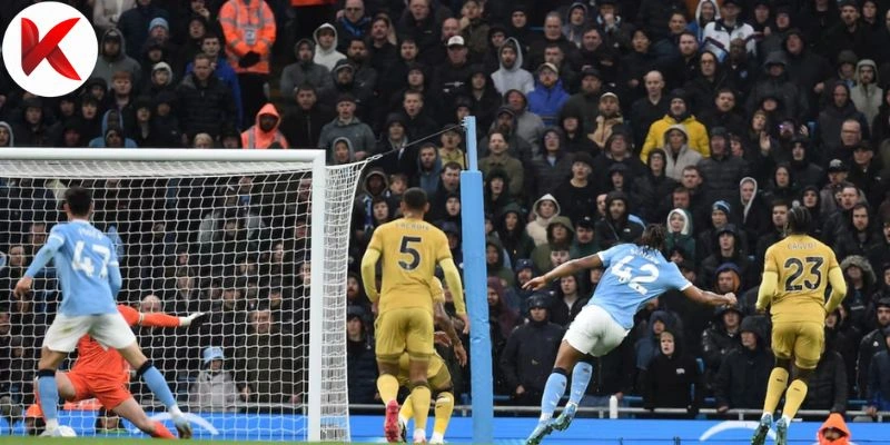 Man City chỉ còn cách Arsenal 2 điểm