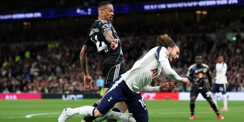Tottenham để Leeds cầm hòa trong thế trận